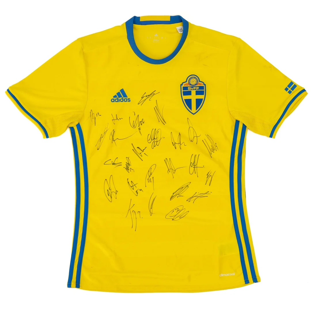 Signerad fotbollströja, svenska herrlandslaget, EM 2016. — Samlarföremål/Memorabilia — Bukowskis
