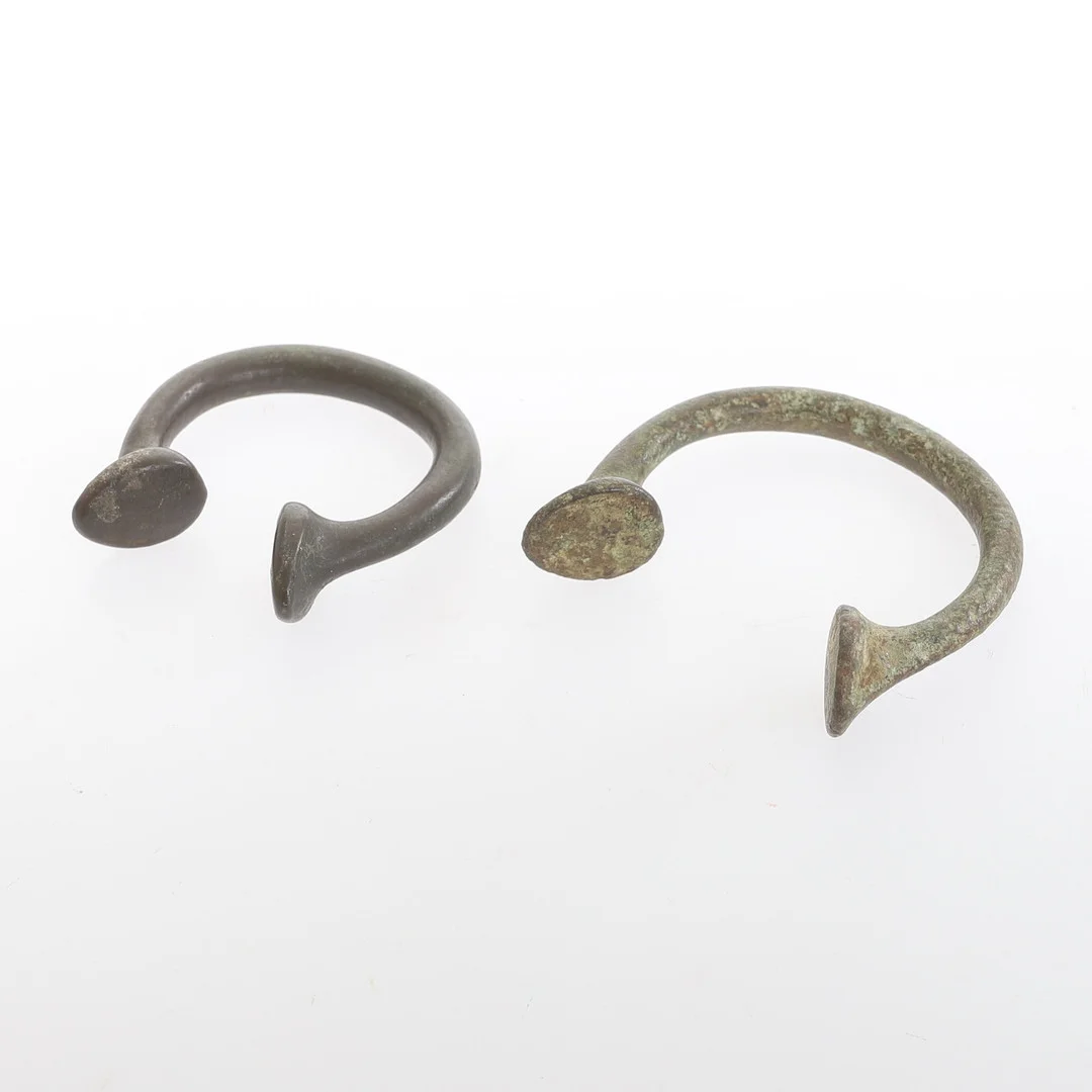 MANILLA MYNT, 2 stycken, så kallas primitiva pengar/slavpengar. — Coins & Banknotes — RA Auktionsverket Norrköping