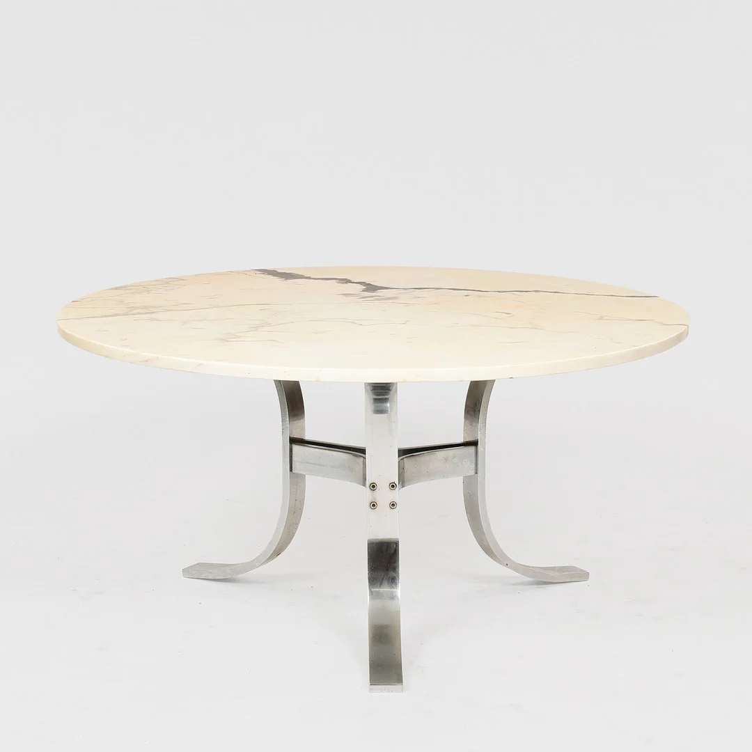 Rundt sofabord med bordplade af lys marmor. på trebenet stel af forkromet stål, antageligt udført af dansk møbelproducent, 1960/70'erne. — Coffee Tables — Palsgaard Kunstauktioner