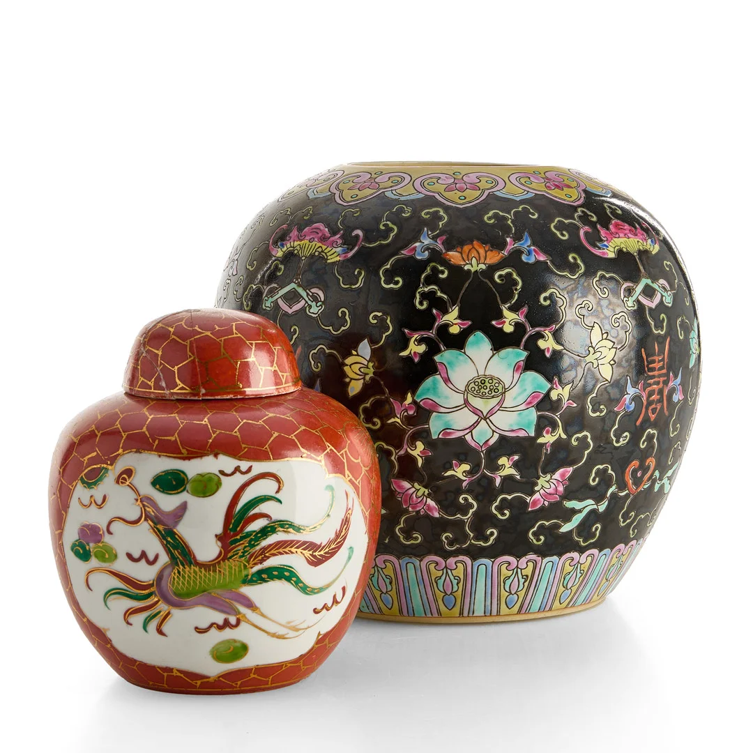 BOJANER (2), varav en med lock, porslin, Kina, dekor i emaljfärger, 1900-talets andra hälft samt modern tillverkning. — Ceramics & Porcelain — Crafoord Auktioner Stockholm