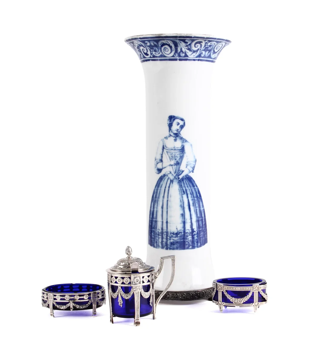 Vista Alegre porcelain vase and pair of salt shakers etc. with silver mounting (5) — Silver, bronze, copper and pewter/Other silver — Lauritz
