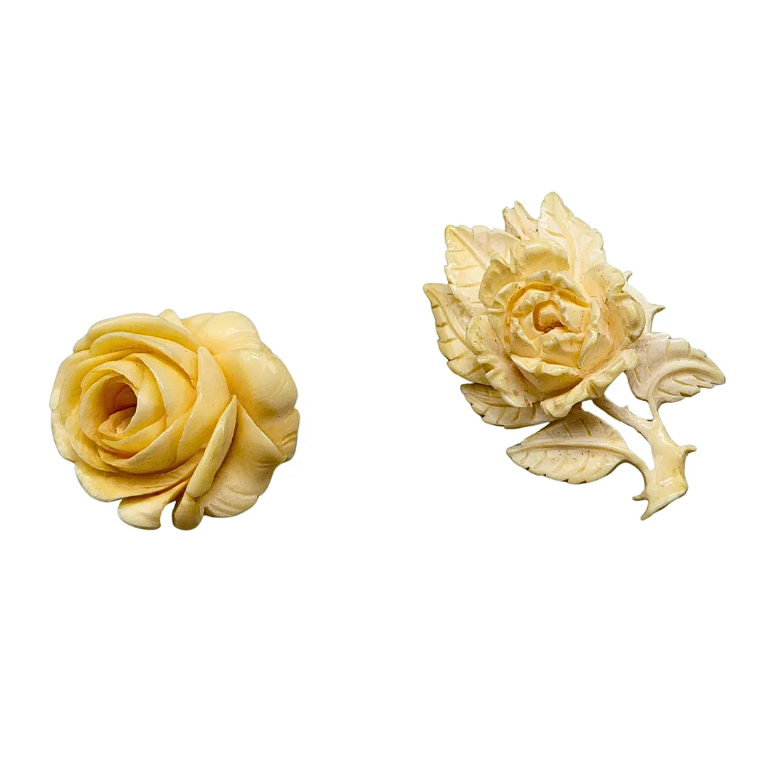 SET AUS KNOCHEN - BROSCHE UND ANHÄNGER. — Brooches & Pendants — Auktionshaus Stuber's Hammerschlag