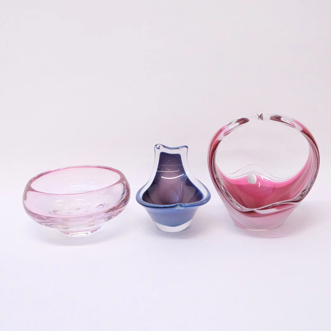 TRE DELAR KONSTGLAS. — Art glass — Björnssons Auktionskammare