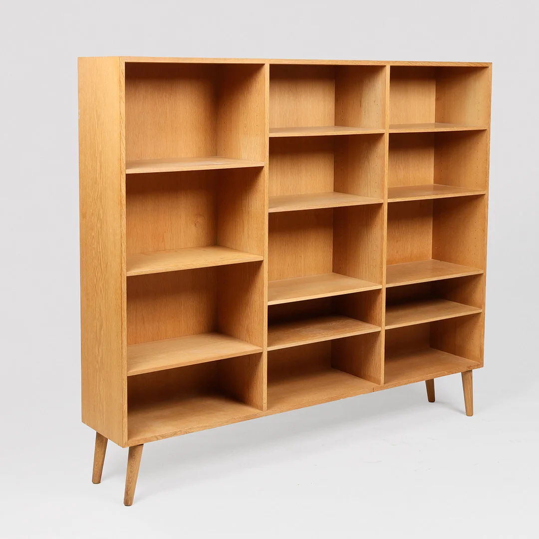 KAJ WINDING. Bogreol af eg. Fremstillet hos snedkermester P. Jeppesen. Danmark, 1960'erne. — Cupboards, Cabinets & Shelves — Palsgaard Kunstauktioner