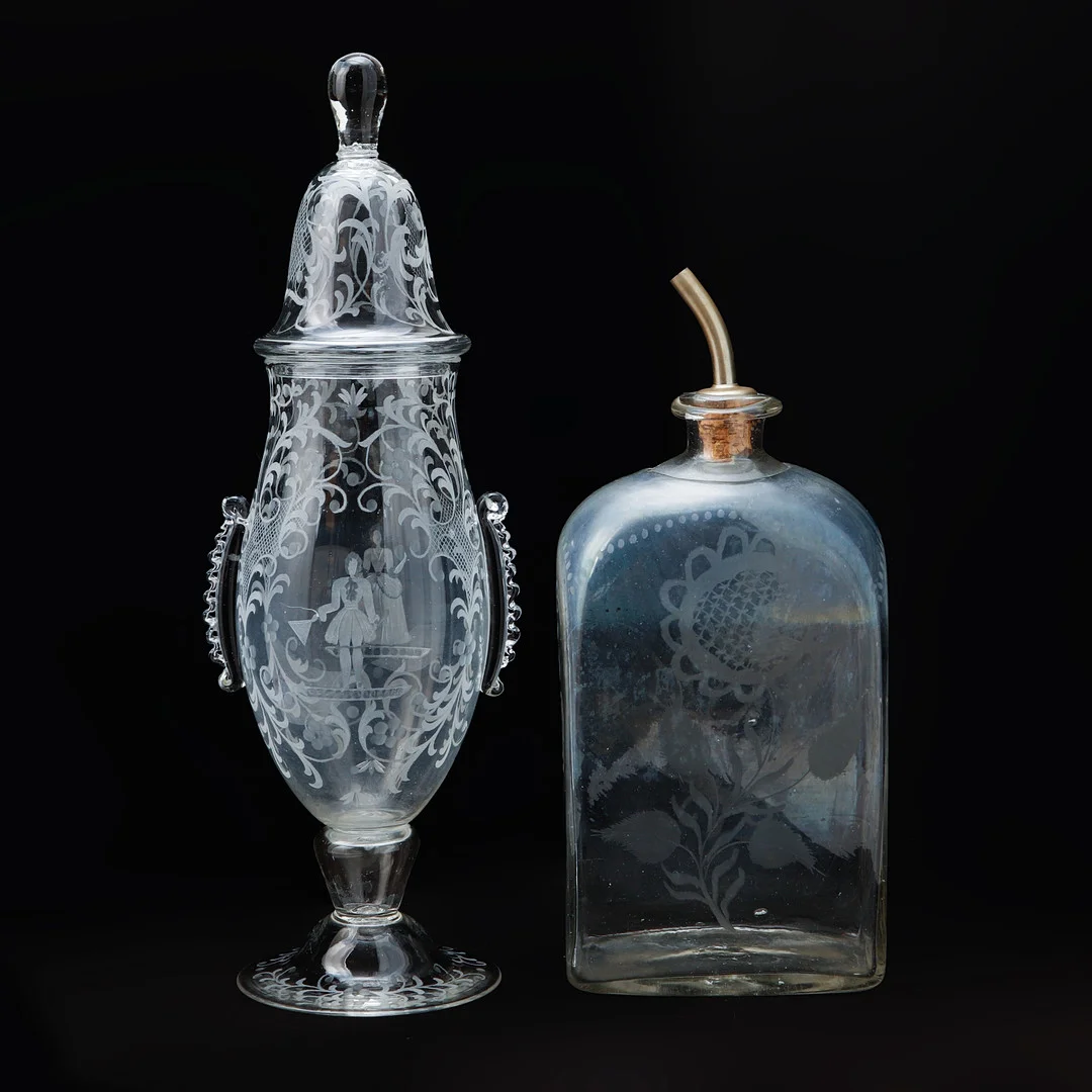 BRÄNNVINSFLASKA samt LOCKPOKAL, glas, 18-1900-tal. — Other — Göteborgs Auktionsverk