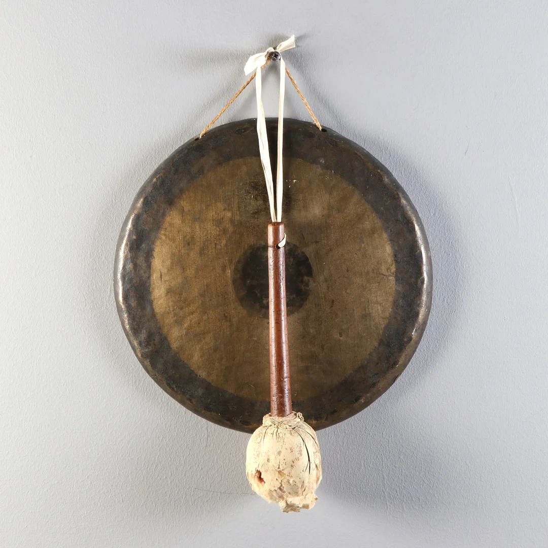 GONG MED KLUBBA. Mässing. 1900-tal. — Pewter, Brass & Copper — Skånes Auktionsverk