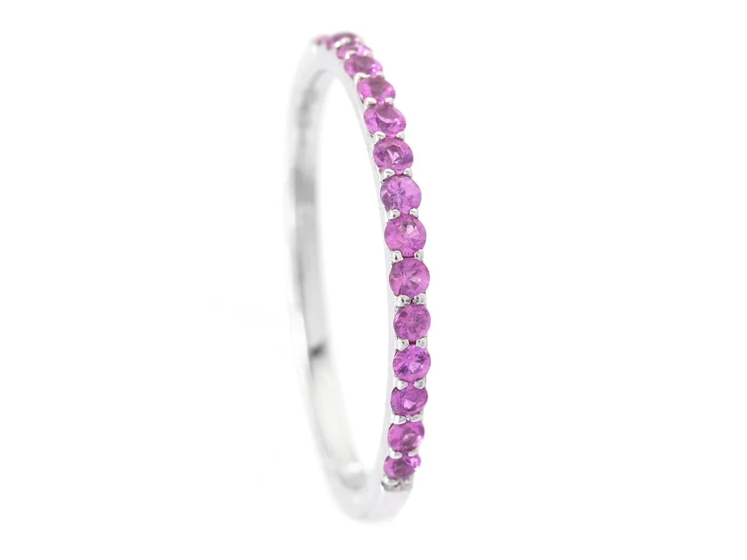 STRÖMDAHLS, alliansring, 18K vitguld, rosa safirer 0,30 ctv, stl 16,75 mm, vikt 1,6 g. — Smycken/Alliansring — Kaplans