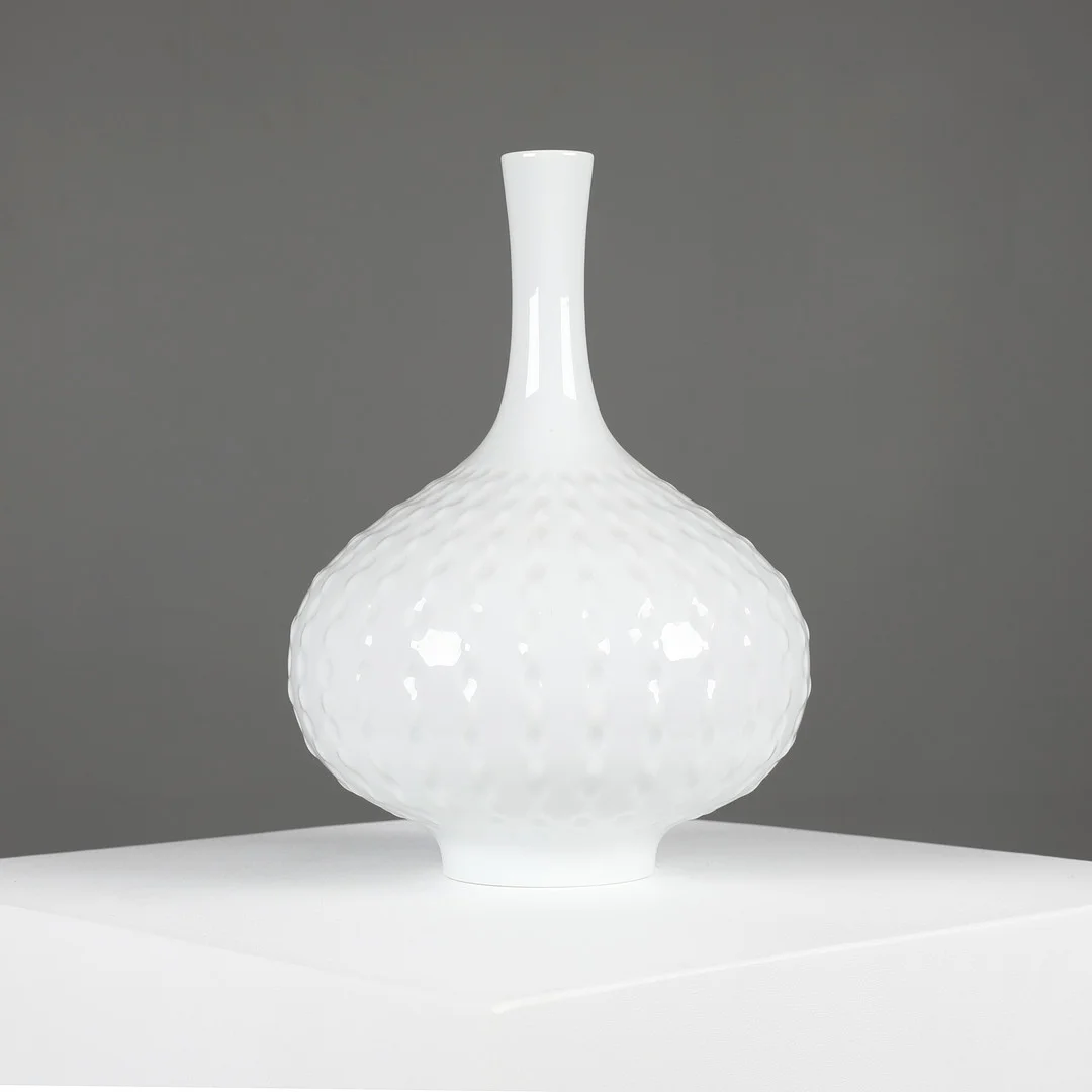 LUDWIG ZEPNER. Meissen. Vase af blanc-de-chine porcelæn. — European — Bidstrup Auktioner