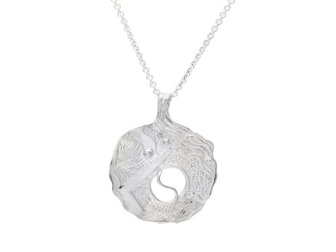 OLLE OHLSSON, hänge, ishockey VM 1981, sterlingsilver, nr 283/500, Birgitta Anderssons Konstgjuteri, Stockholm 1981, kedjans längd 70 cm, hängets höjd 46 mm, vikt 23,9 g, signerad, etui. (d) — Smycken/Hänge med kedja — Kaplans