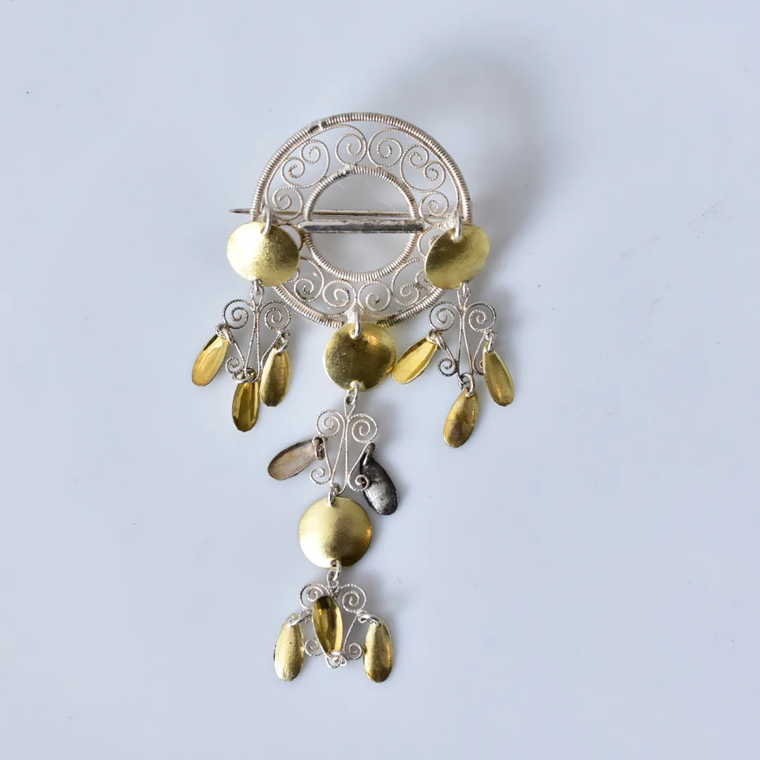 DRÄKTBROSCH, silver och förgyllt silver. — Brooches & Pendants — Halmstads Auktionskammare