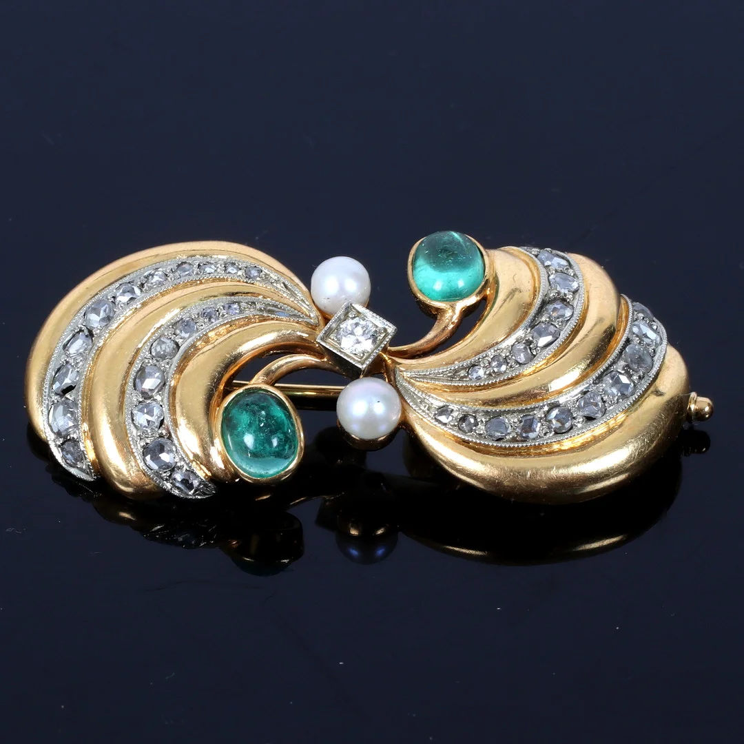 BROSCH, 18k med 2 caguchonslipade smaragder och 2 odlade pärlor samt 35 rosenslipade diamanter, Gustav Dahlberg & Co. Malmö. 1947. — Brooches & Pendants — Stadsauktion Sundsvall