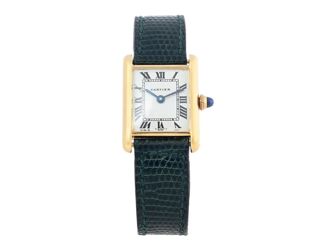 CARTIER, Tank Louis, "Paris Dial", Cal 78/1 (ETA 2512-1), Boett nr. 030142 / 726, damur, 20,5 x 20 (27,5) mm, 18K guld, manuell, plexiglas (ej original), skadad/renoverad urtavla/visare, läderband, viklås i 18K guld, ca 1975. — Klockor/Cartier — Kaplans