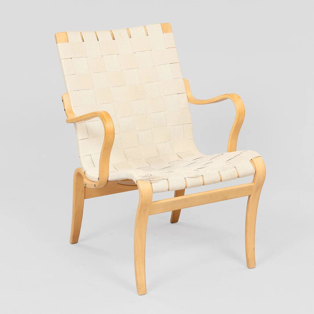 BRUNO MATHSSON. "Mina", lænestol af formbøjet bøg og sadelgjorde, Bruno Mathsson International, Sverige, formgivet 1978. — Armchairs & Chairs — Palsgaard Kunstauktioner