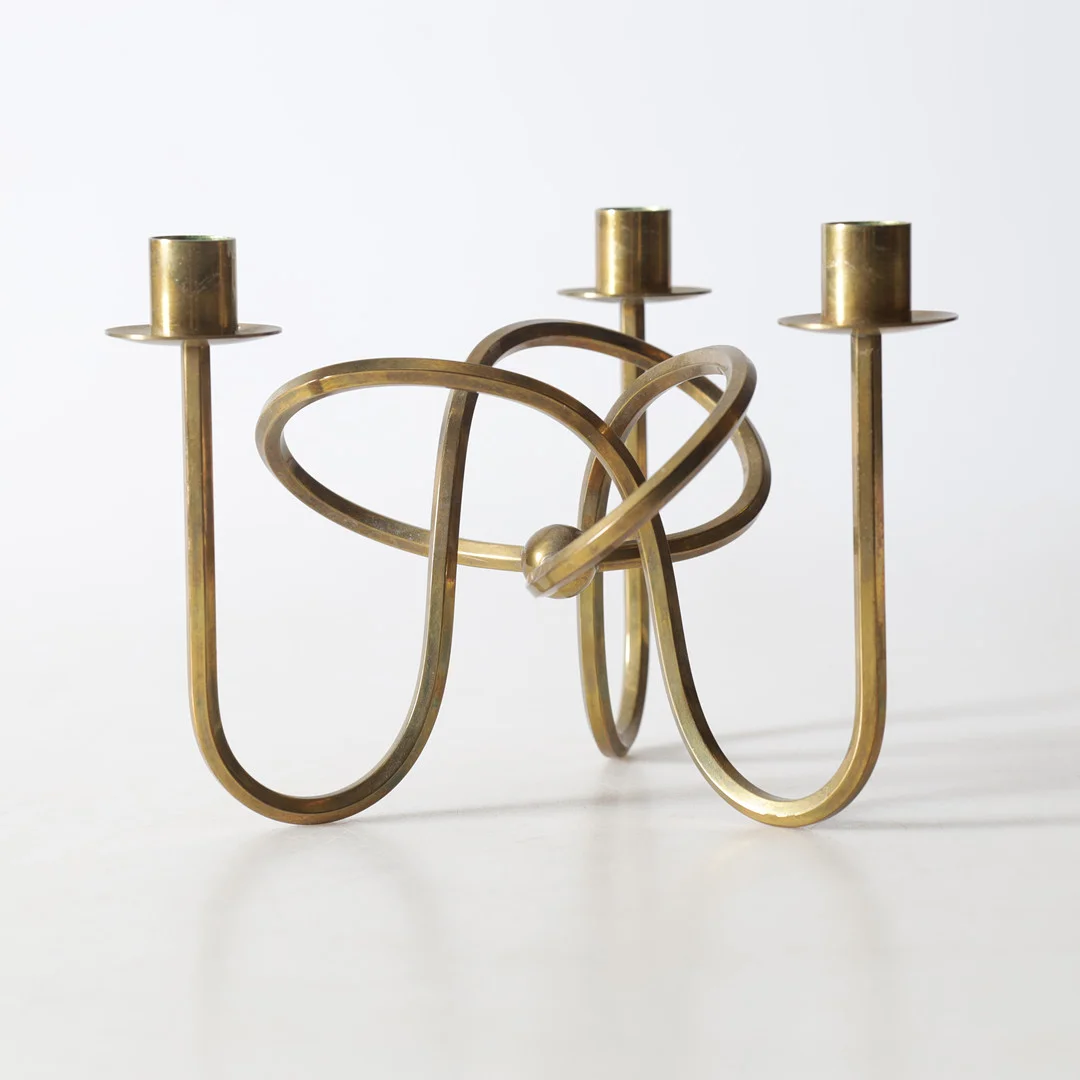 JOSEF FRANK. kandelaber, mässing, "Vänskapsknuten", Firma Svenskt Tenn. — Candlesticks — Gomér & Andersson Nyköping