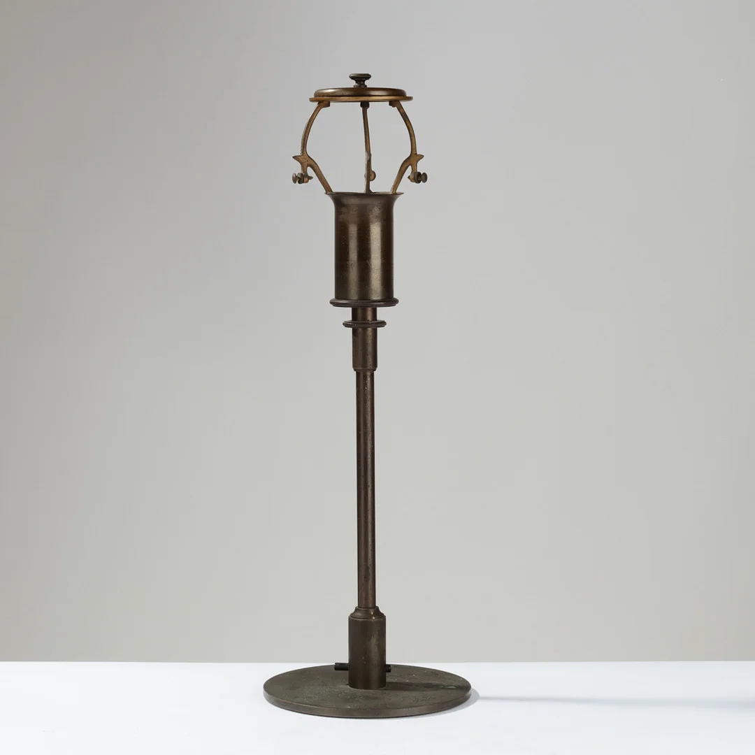 POUL HENNINGSEN. "PH 4/3", bordlampe af bruneret messing, stemplet Pat. Appl., Louis Poulsen, Danmark, 1926-1928. — Table Lamps — Palsgaard Kunstauktioner