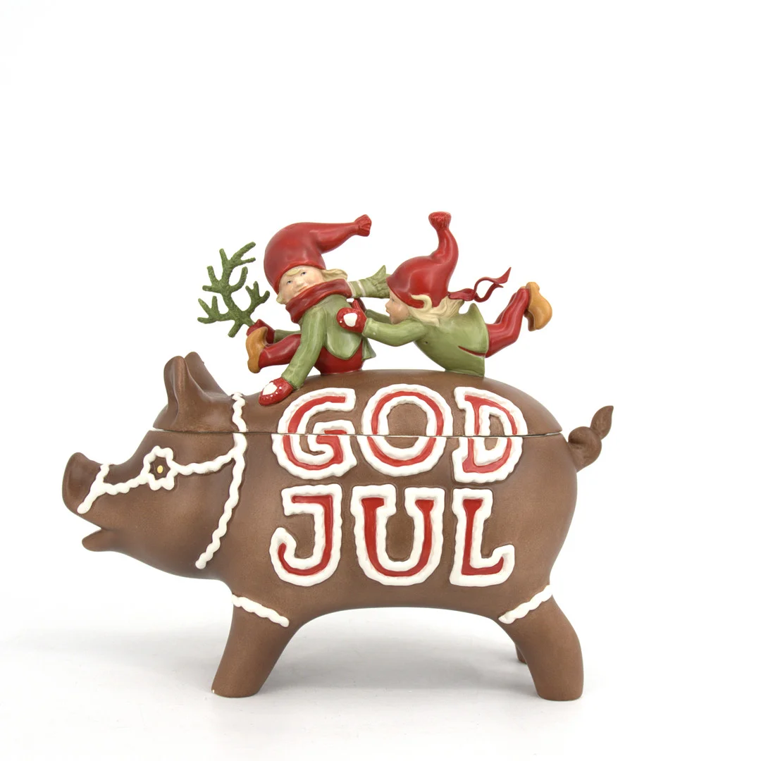 LARS CARLSSON. Burk med lock, i form av en pepparkaksgris, Fyrklövern Collection, nutida. — European — Höganäs Auktionsverk
