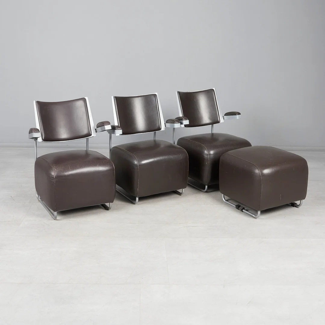HARRI KORHONEN. Inno Interior Oy. Set Sessel & Ottomane, Modell 'Oscar', Chromstahl, Leder, 1980er Jahre, Finnland. (4). — Armchairs & Chairs — Stockholms Auktionsverk Köln