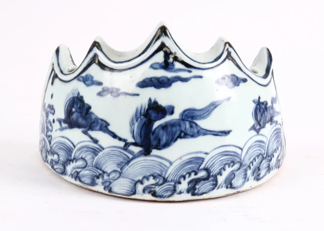Rarely available antique mountain-shaped brush rest made of blue and white porcelain in the Ming style — Hobby and collectibles/Asian art — Lauritz