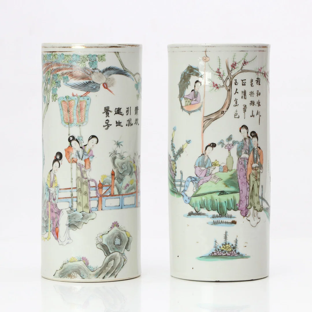 PENSELVASER, TVÅ ST. Porslin med polykrom dekor samt kalligrafi. Kina, 1900-talets första hälft. — Ceramics & Porcelain — Skånes Auktionsverk