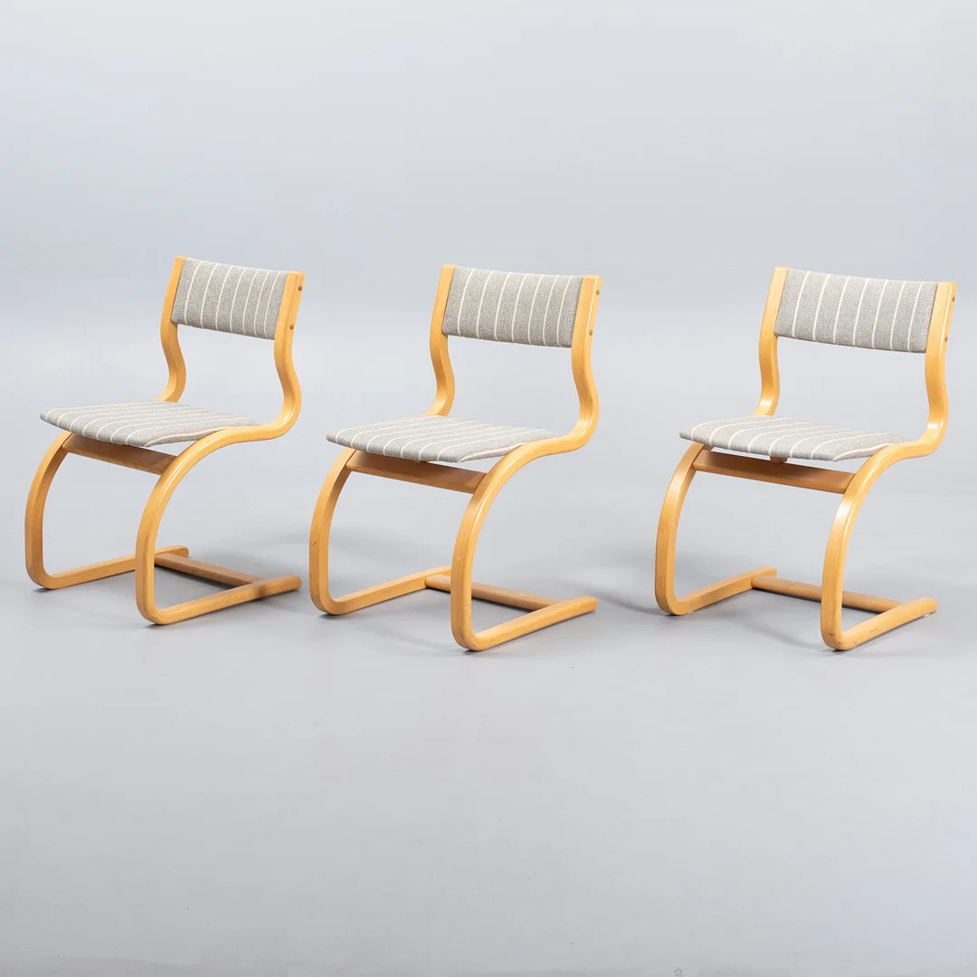 sæt af tre stole i formbøjet bøg fremstillet hos tarm stole- og møbelfabrik. danmark, 1980'erne. — Armchairs & Chairs — Sørensen Auktioner