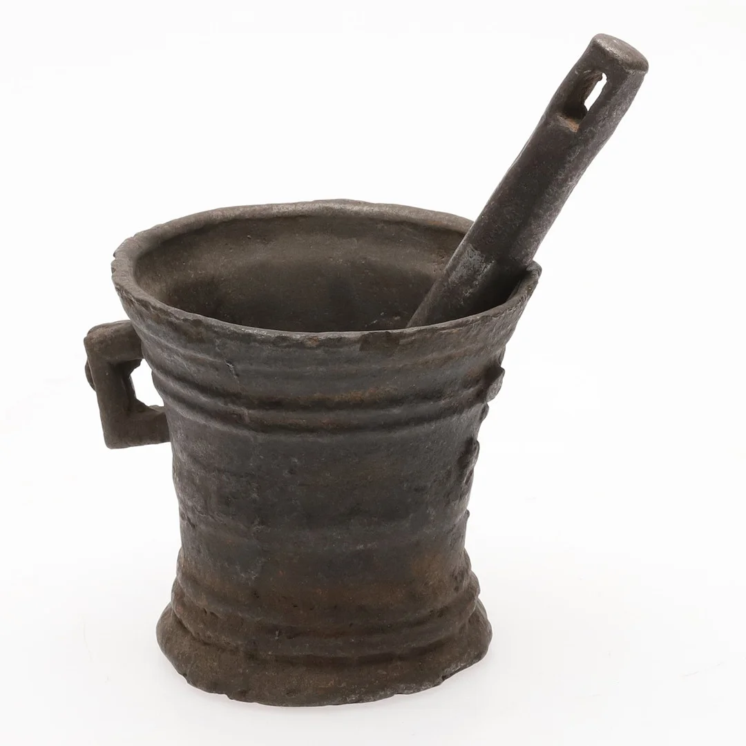 MORTEL med STÖT. Gjutjärn 1600-tal. — Other metals — Örebro Stadsauktioner