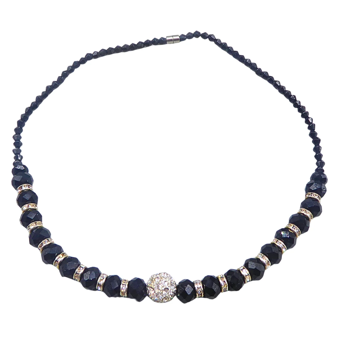 SCHWARZE PERLENKETTE MIT STRASS-KUGEL UND MAGNETVERSCHLUSS. — Necklace — Auktionshaus Stuber's Hammerschlag