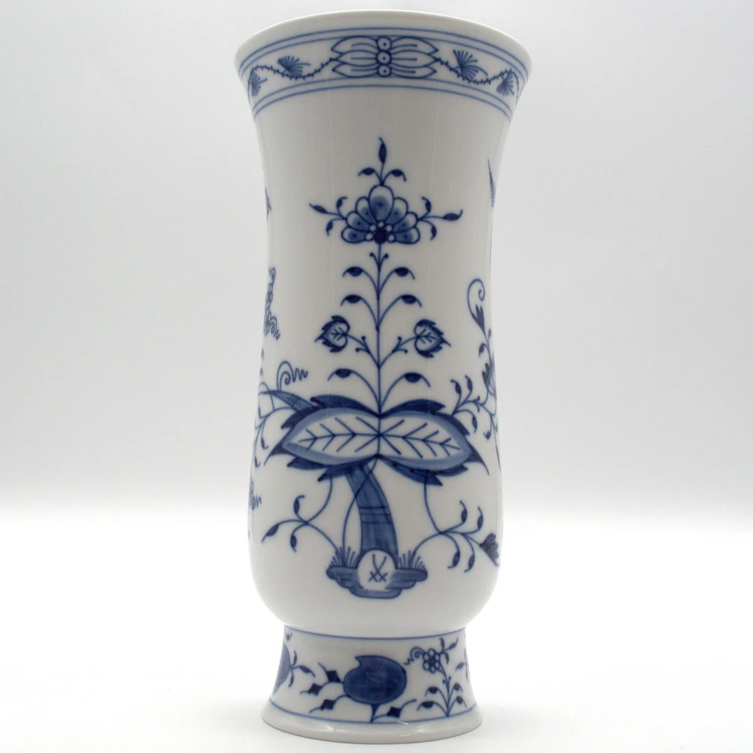 MEISSEN. PORZELLAN VASE ZWIEBELMUSTER, , 1. WAHL, 20. JAHRHUNDERT, CA. 20,5 CM. — European — Kunst- und Auktionshaus Kleinhenz
