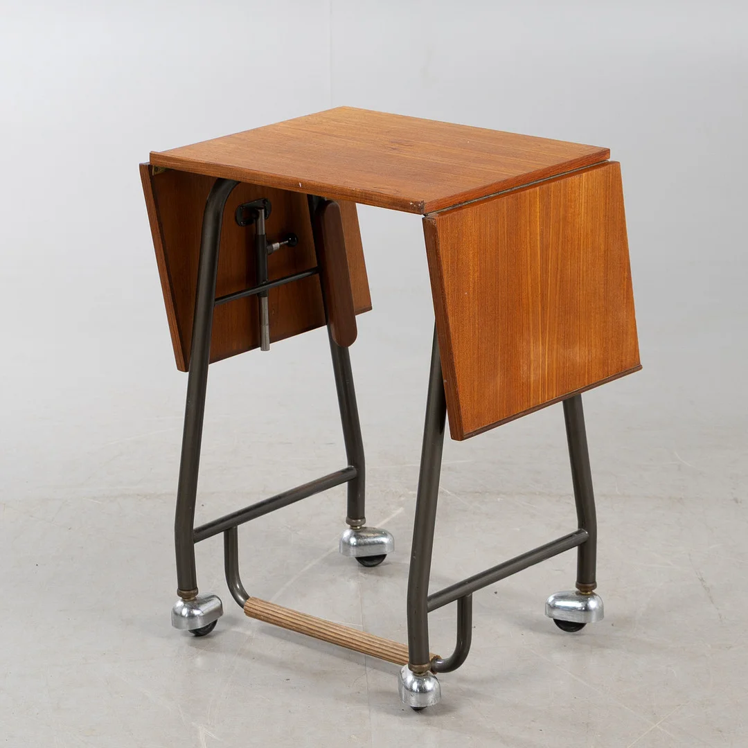 OKÄND FORMGIVARE, skrivbord / arkitektbord 1950-/60-tal, massiv teak, underrede i lackerad metall, på hjul. — Desks — Stockholms Auktionsverk Helsingborg