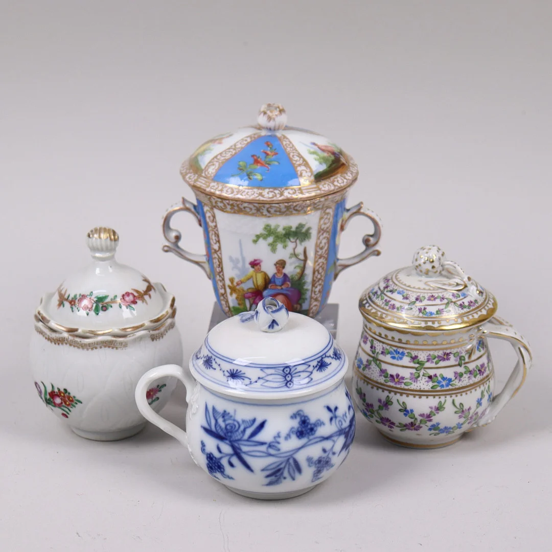 CREMEKOPPAR, Meissen, Dresden, kompaniporslin mm, 4 st. — European — Markus Auktioner