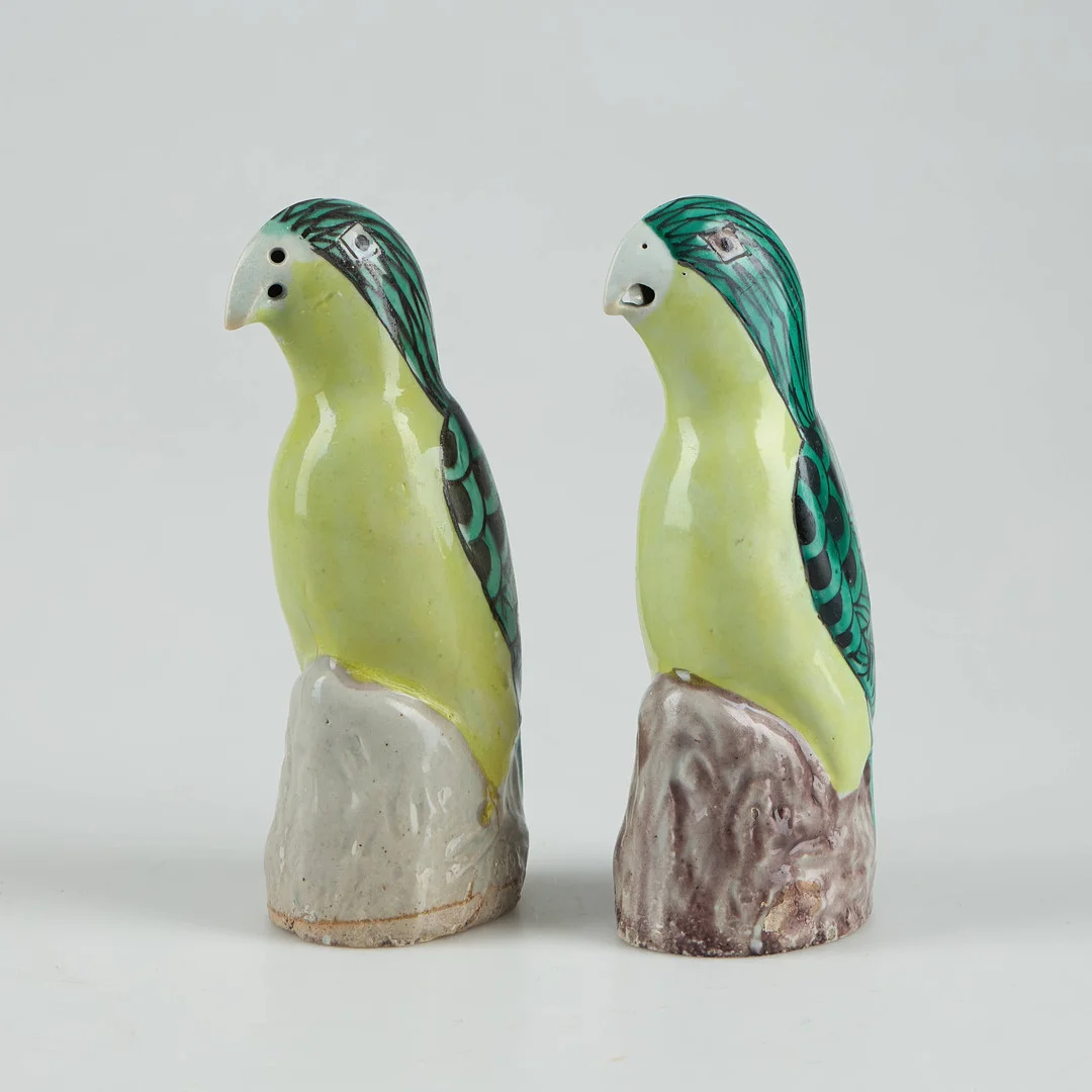 PAPEGOJOR, 2 st, porslin, Kina sekelskiftet 1800/1900. — Oriental — Stockholms Auktionsverk Helsinki