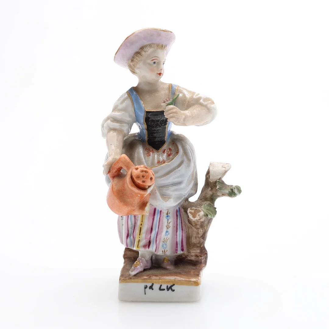 MICHEL VICTOR ACIER. FIGURIN, PORSLIN, MODELL G 4X, UR GÄRTNERKINDER, MEISSEN, OMKRING 1900. — European — Crafoord Auktioner Lund