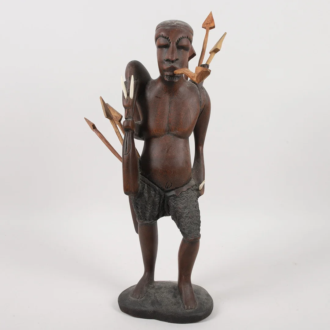 TRÄSKULPTUR, krigare, Afrika. — African tribal art — Ekenbergs Auktioner