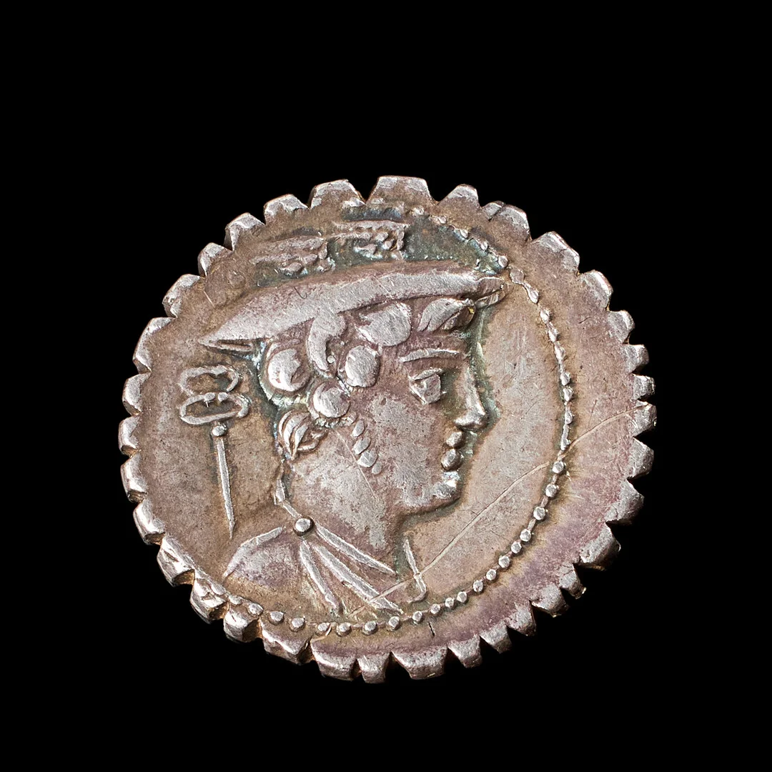 SILVERMYNT, romersk republik, C Mamilius Limetanus, denarius präglad i Rom 82 f Kr, åtsidan med Merkurius, frånsidan med Odysseus. — Coins & Banknotes — Stockholms Auktionsverk Sickla