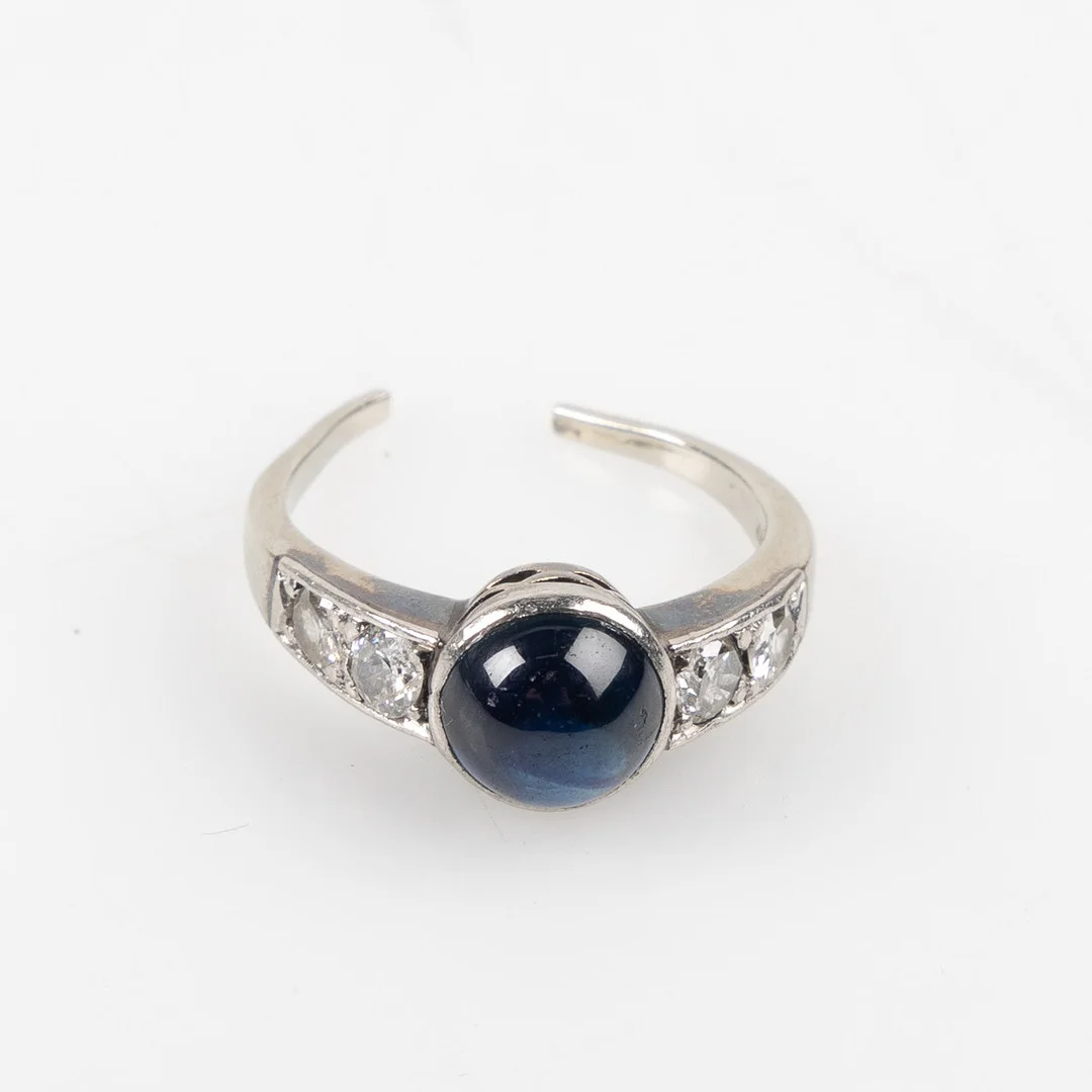 RING, 14K guld, cabochonslipad safir samt diamanter, otydlig mästarstämpel. — Rings — Stockholms Auktionsverk Helsingborg