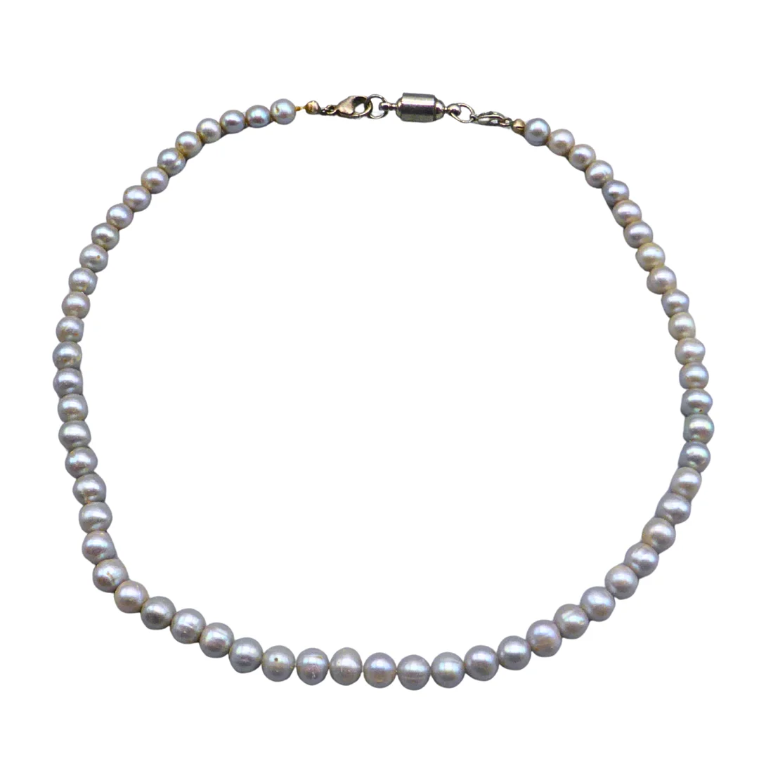 GRAUE PERLENKETTE MIT KARABINERVERSCHLUSS. — Necklace — Auktionshaus Stuber's Hammerschlag