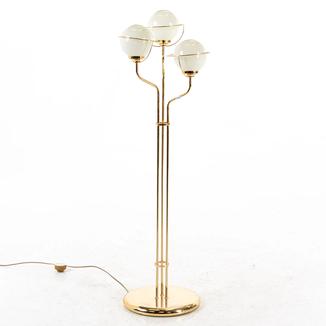 GOLVLAMPA, 3-armad, LYKTAN BANKERYDS BELYSNING, samtida, stomme i gulmetall, modell 7003. — Floor lights — Handelslagret Auktionsservice