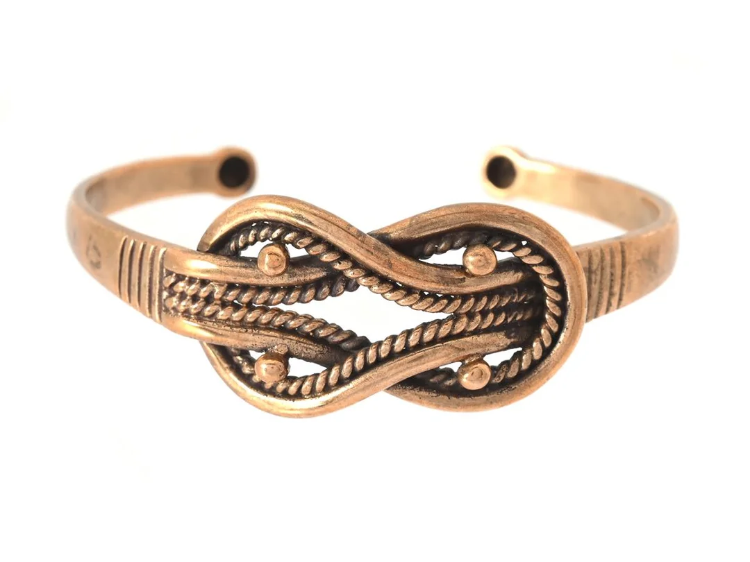 ARMRING, brons, knut, öppen modell, mått ca 6,3 x 5,5 cm, vikt 27,3 g. — Smycken/Armring — Kaplans
