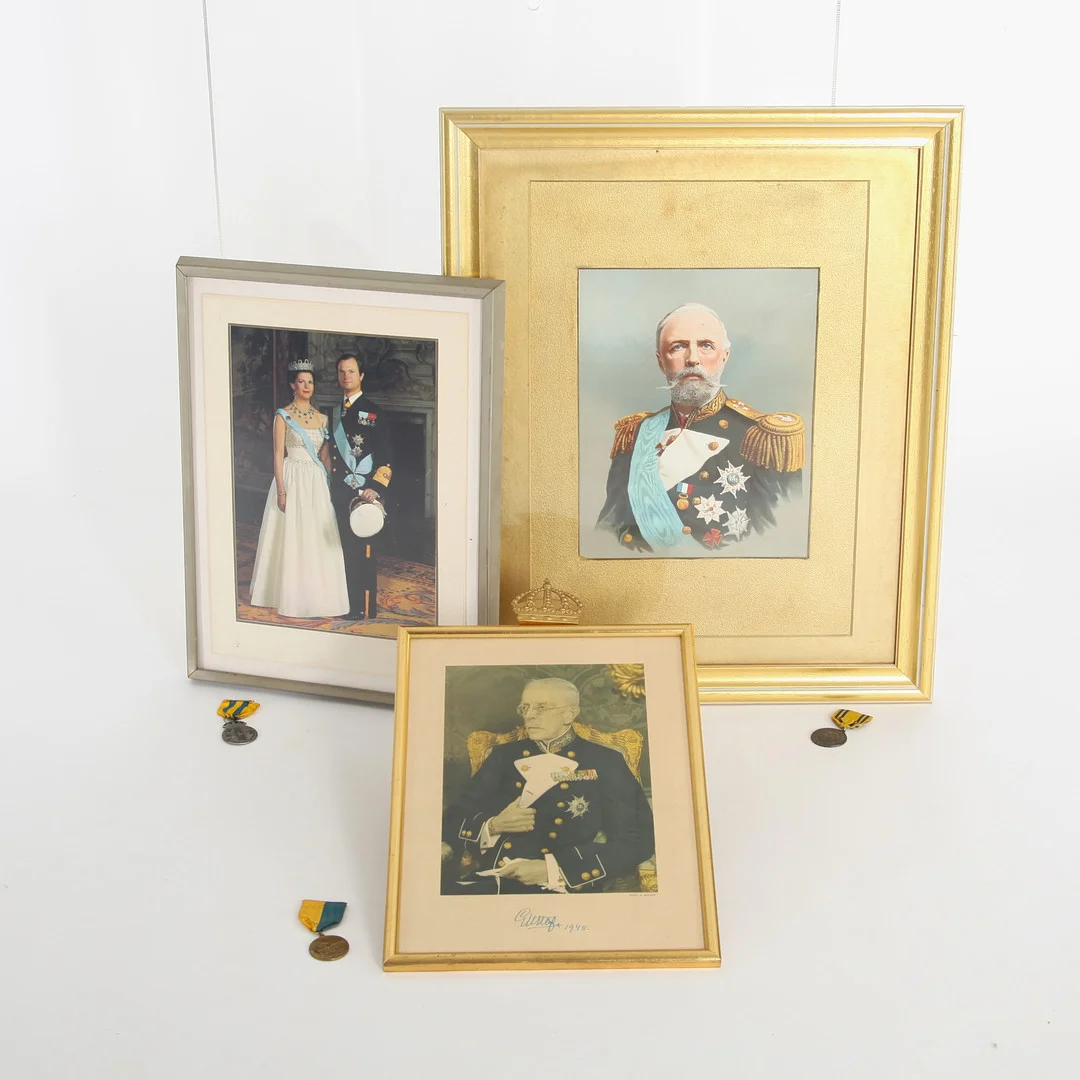 KUNGAPORTRÄTT MED MEDALJER, 3 st, Sverige. — Paintings — Auktionsverket Engelholm