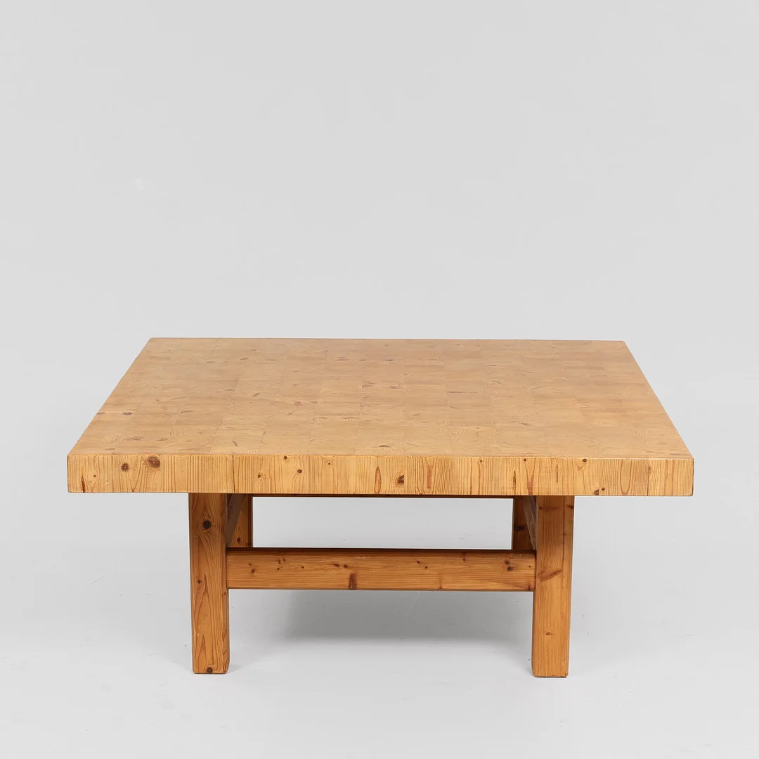 Kvadratisk stavlimet sofabord af massiv fyrretræ, 1970-80'erne. — Coffee Tables — Palsgaard Kunstauktioner