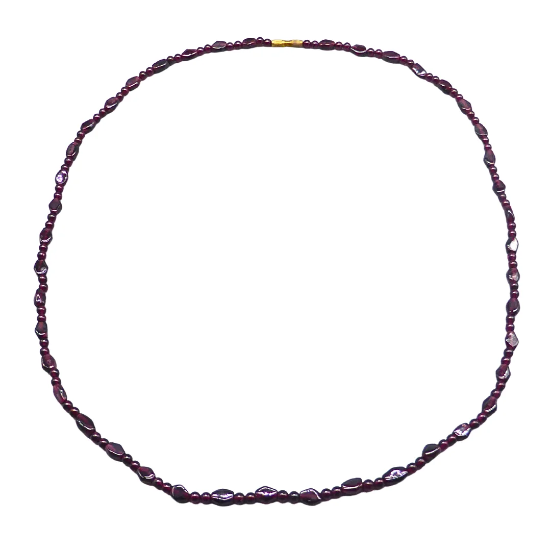 LILA HALSKETTE MIT DREHVERSCHLUSS. — Necklace — Auktionshaus Stuber's Hammerschlag