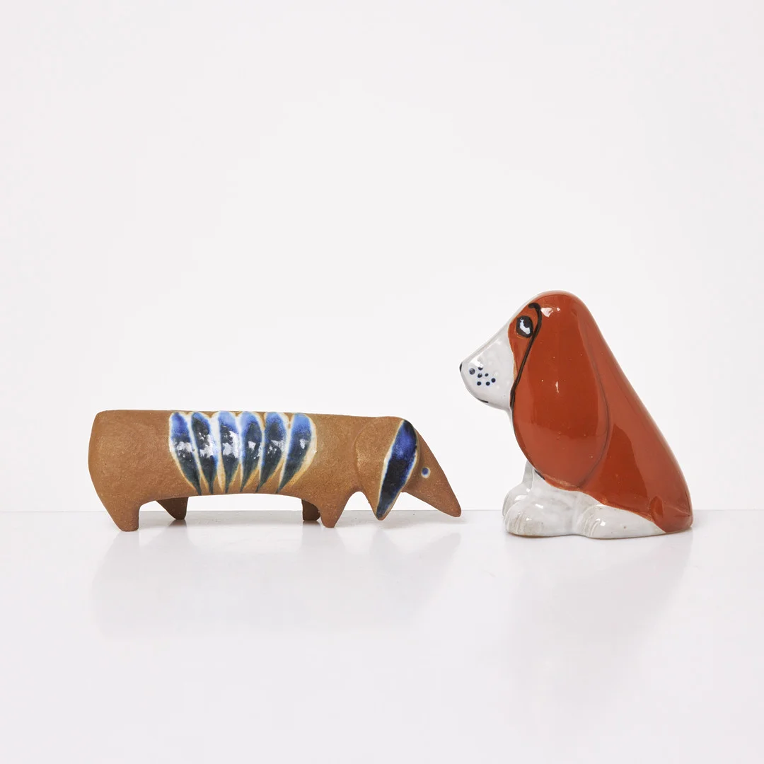 LISA LARSON. Figuriner, 2 st., stengods, "Tax", ur serien Lilla Zoo, från 1956, osignerad, "Vov", Lisa Larson för Åhlens. — European — Stockholms Auktionsverk Sickla