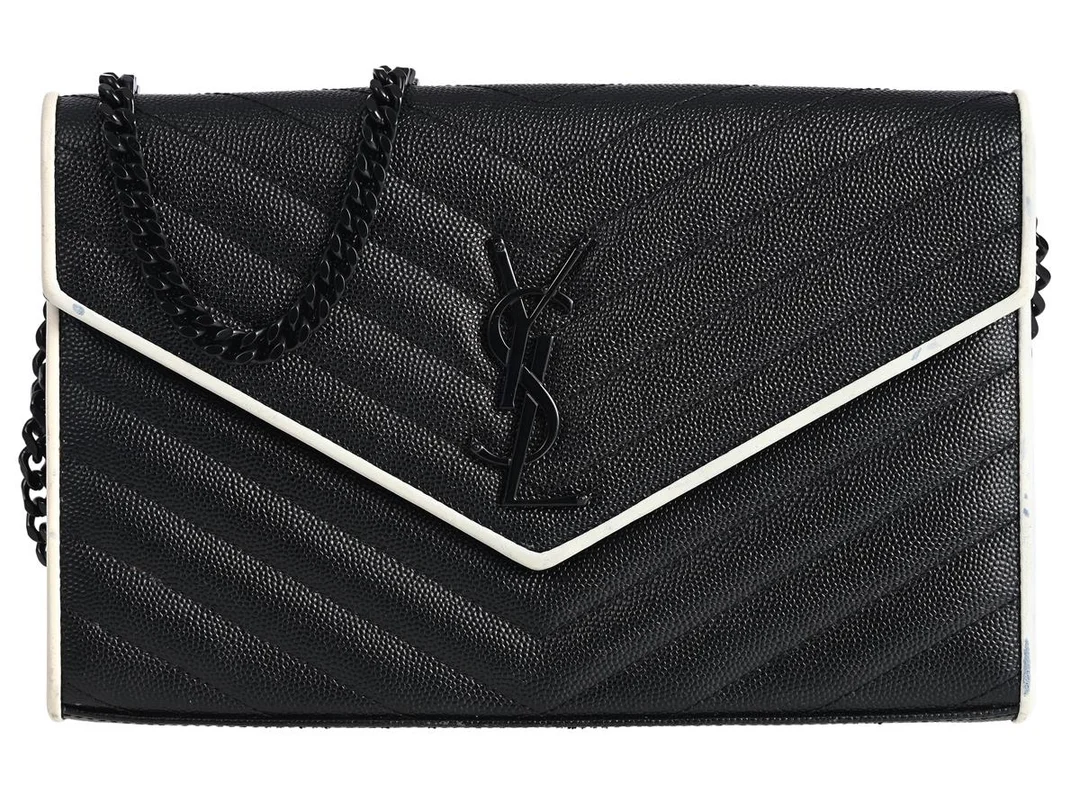 SAINT LAURENT, VÄSKA, Envelope Wallet On Chain, grain de poudre svart kalvskinn, svartfärgade beslag, 22x14x1,5 cm, cert, små fläckar. Good Condition. — Accessoarer/Väskor — Kaplans