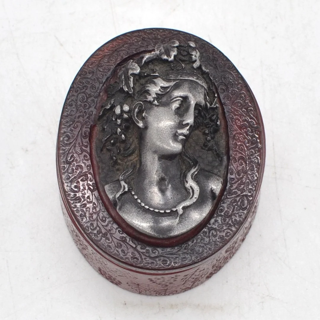 J.P DANBIERE. FRANZÖSISCHE PILLENBOX, MÄDCHEN MIT WEINTRAUBEN, BAKELIT, HANDGESCHNITZT UND HANDGRAVIERT, FRANKREICH, UM 1880-1890. — Sculptures & Bronzes — Kunst- und Auktionshaus Kleinhenz