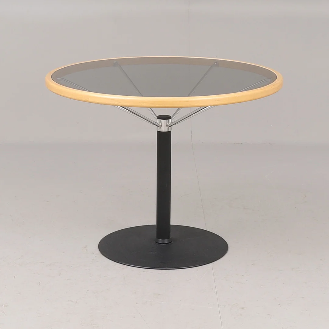 BÖRGE LINDAU. Bord, metall, glas och trä, "Blå Station L1", formgivet 1987. — Tables — RA Auktionsverket Norrköping