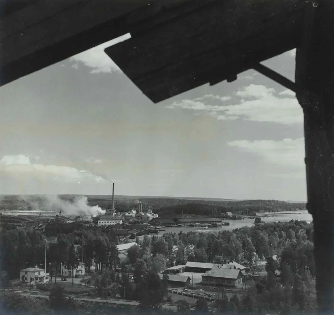 SVEN GILLSÄTER (1921-2001). Fotograi, "Iggesunds vy" signerad, 1900-talets mitt. — Photography — Hälsinglands Auktionsverk