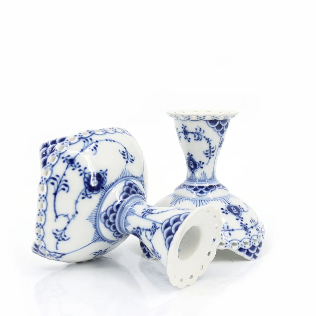 LJUSSTAKAR, ett par, "Musselmalet", helblond, nr 1138, porslin, Royal Copenhagen, Danmark. — European — Höganäs Auktionsverk