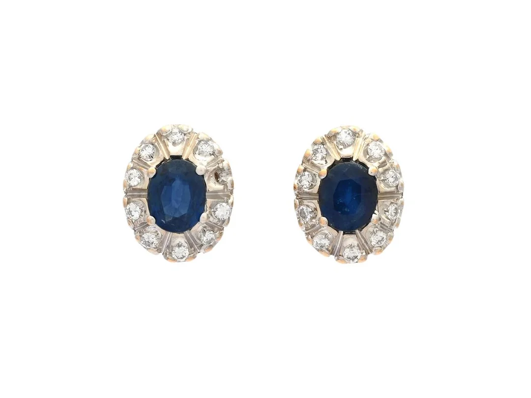 CARMOSÉÖRHÄNGEN, 18K guld, 2 ovalslipade safirer ca 0,80 ctv, 20 briljantslipade diamanter ca 0,20 ctv, ca WW-TCr/VS-P, 10x8 mm, vikt 2,5 g, stift. — Smycken/Örhängen — Kaplans