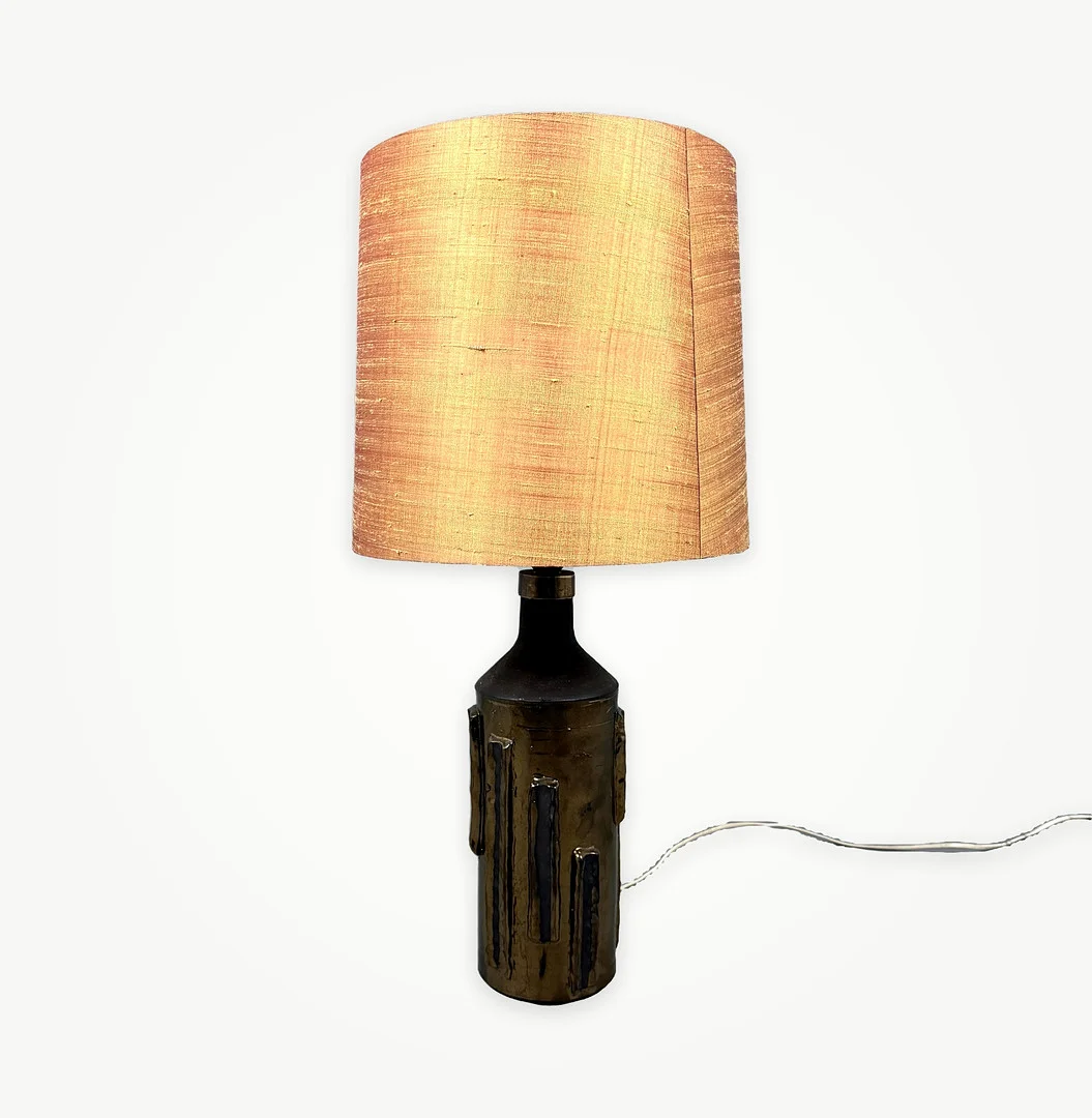 BO BORGSTRÖM. BORDSLAMPA, bronsglaserat stengods, dekor i relief, signerad, 1960/70-tal. — Table Lamps — Auktionshuset STO Bohuslän