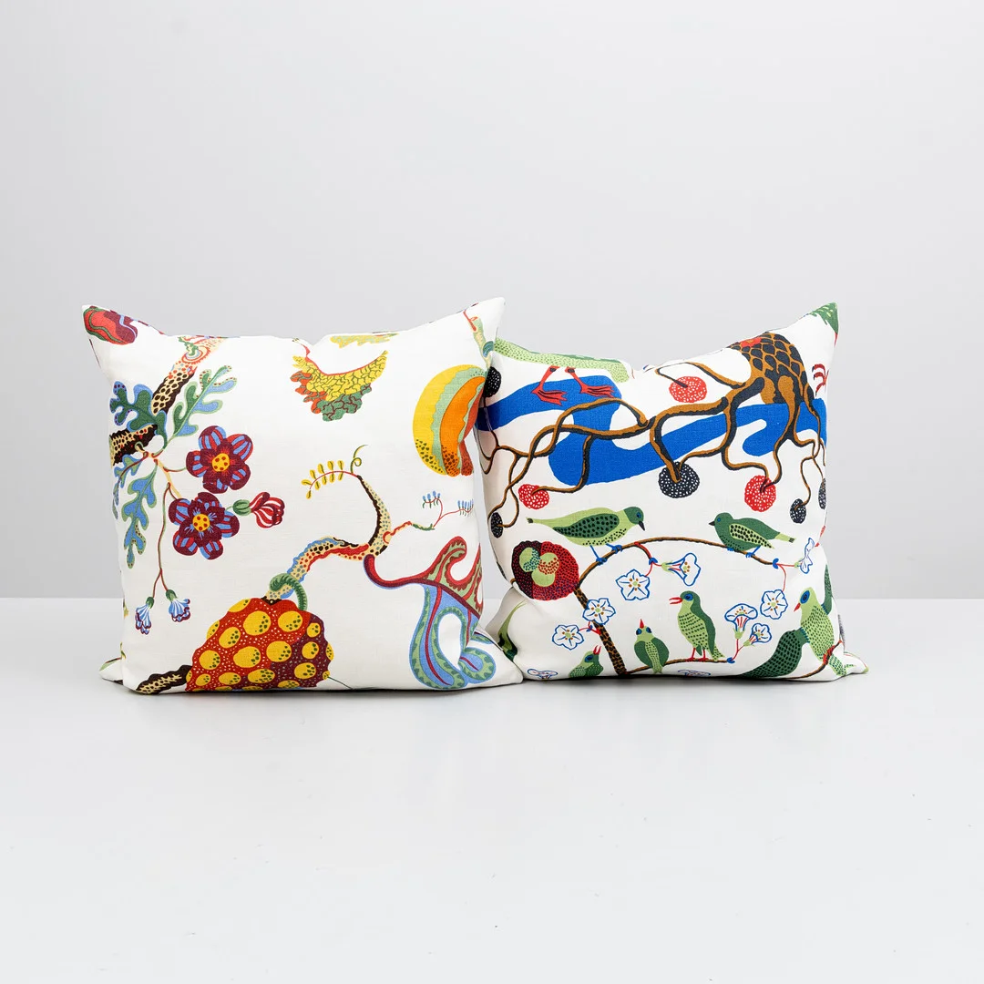 JOSEF FRANK. Kuddar, 2 st, textil "Vegetable Tree" samt "Gröna Fåglar", etikettmärkta, Firma Svenskt Tenn. — Textiles — Auktionshuset Kolonn