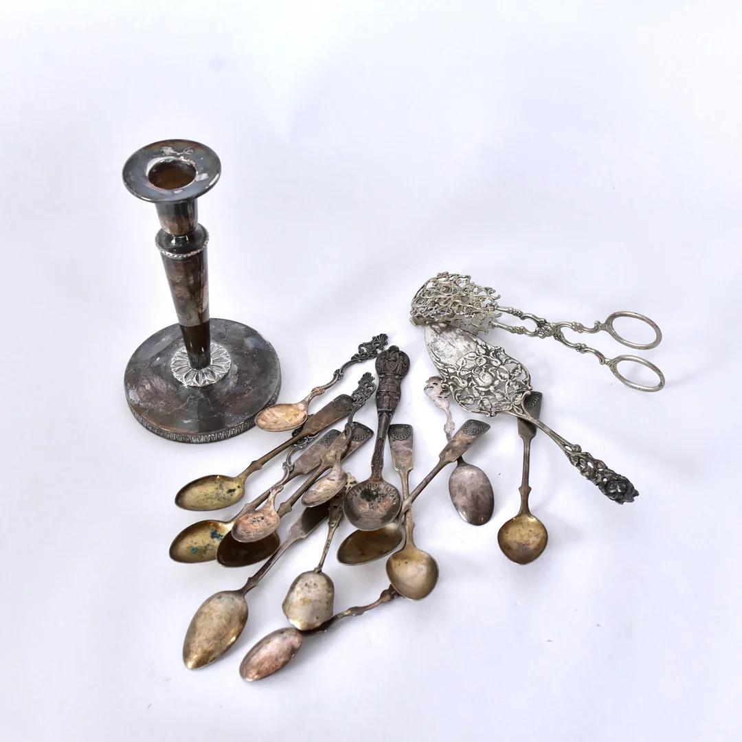 SILVERBESTICK SAMT LJUSSTAKE, 17 delar, 1900-tal. — Silver — Halmstads Auktionskammare